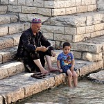 Les pieds dans l'eau, Peki'in.בכיכר המעיין